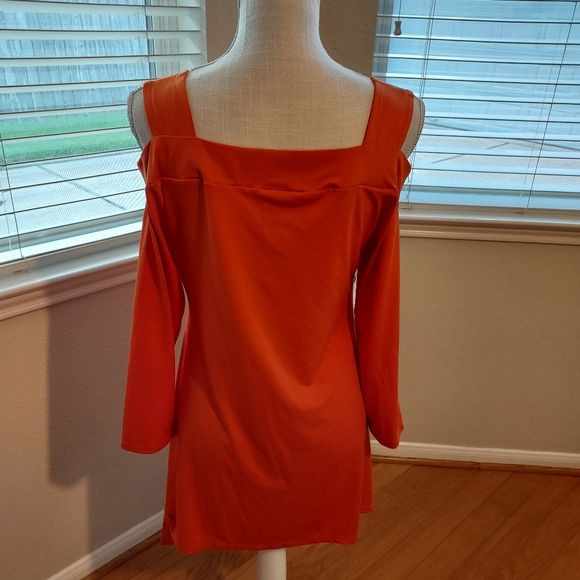 MIDNIGHT VELVET ORANGE COLD SHOULDER ASYMMETRIC SIDES LONG SLEEVE TOP - Picture 3 of 3